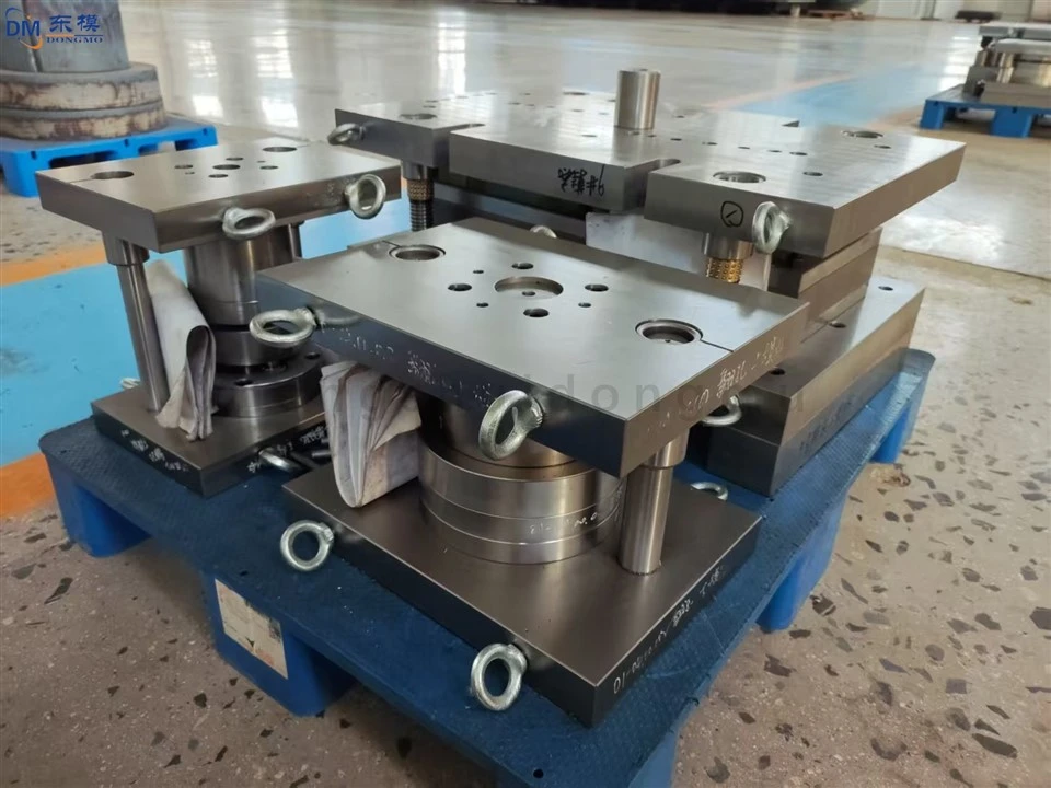 Metal, oțel inoxidabil, matrițe din tablă, matrițe pentru ștanțare progresivă, matrițe pentru perforare și flanșare